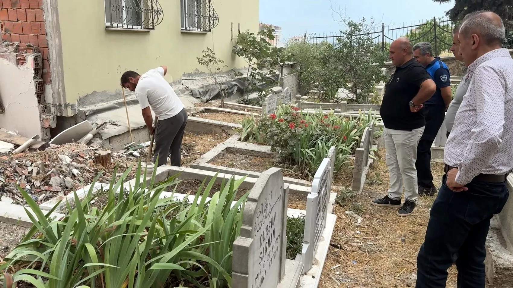Avcılar'da yıkılan binanın molozları mezarlığa saçıldı
