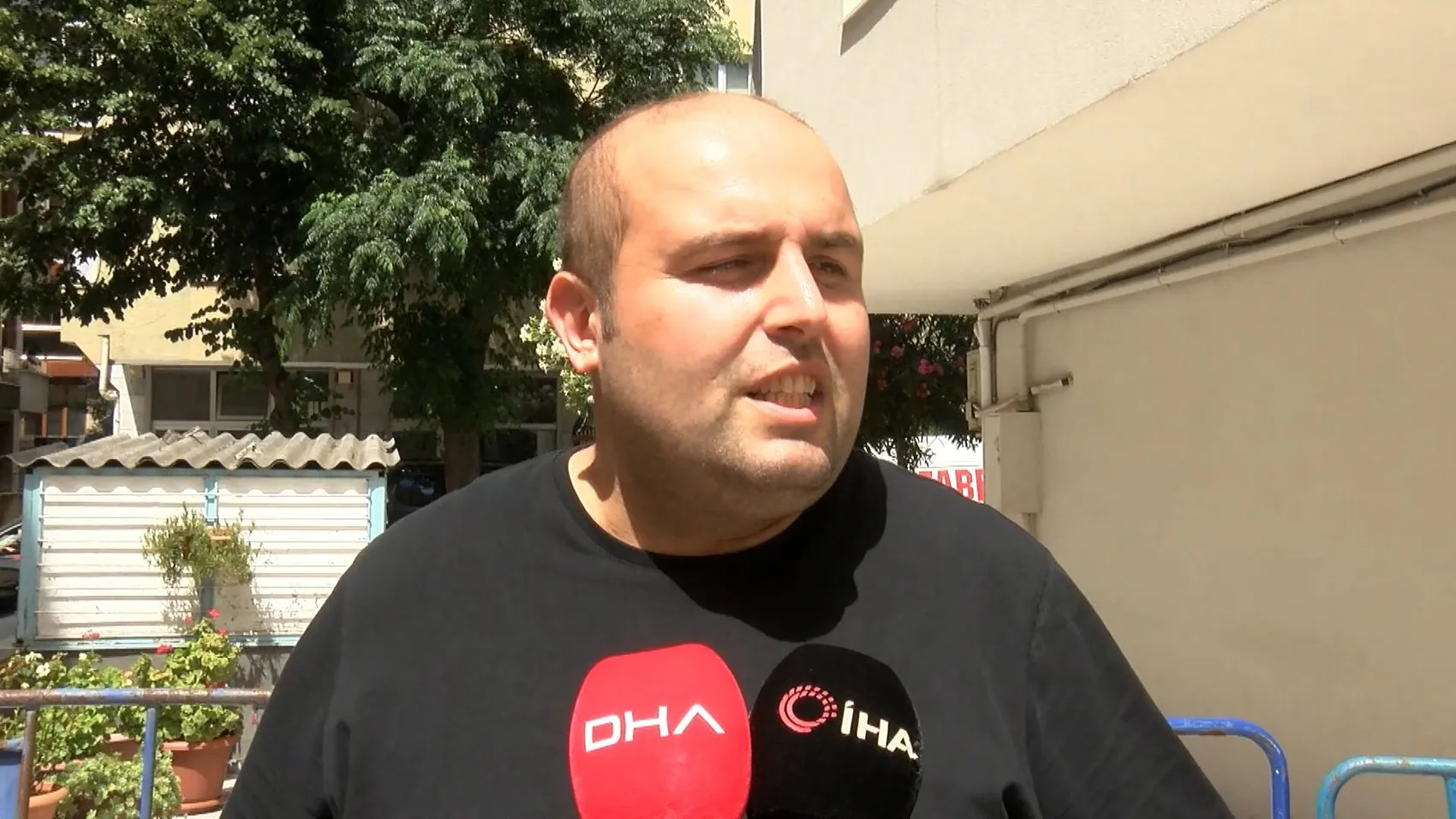 Kağıthane’de inşaat kazası Dozer balkonu yerle bir etti
