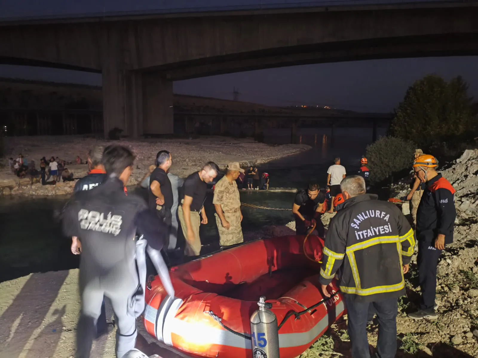 Fırat Nehri kıyısında piknik yapan 32 kişi sular yükselince mahsur kaldı