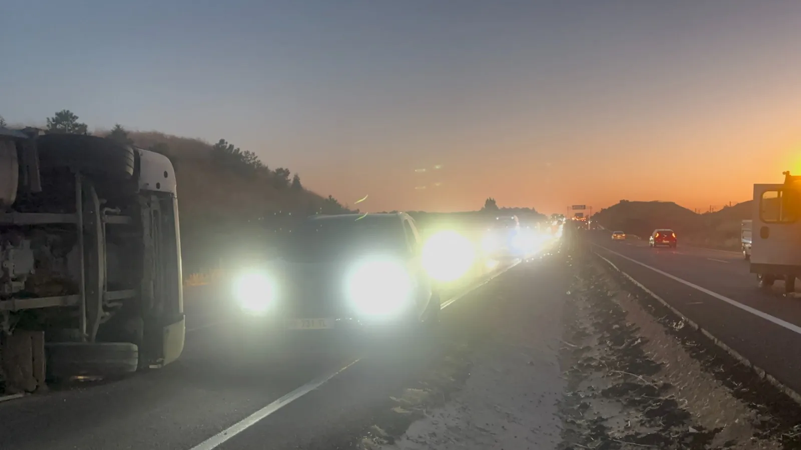 Kırıkkale yolunda hurda yüklü TIR devrildi