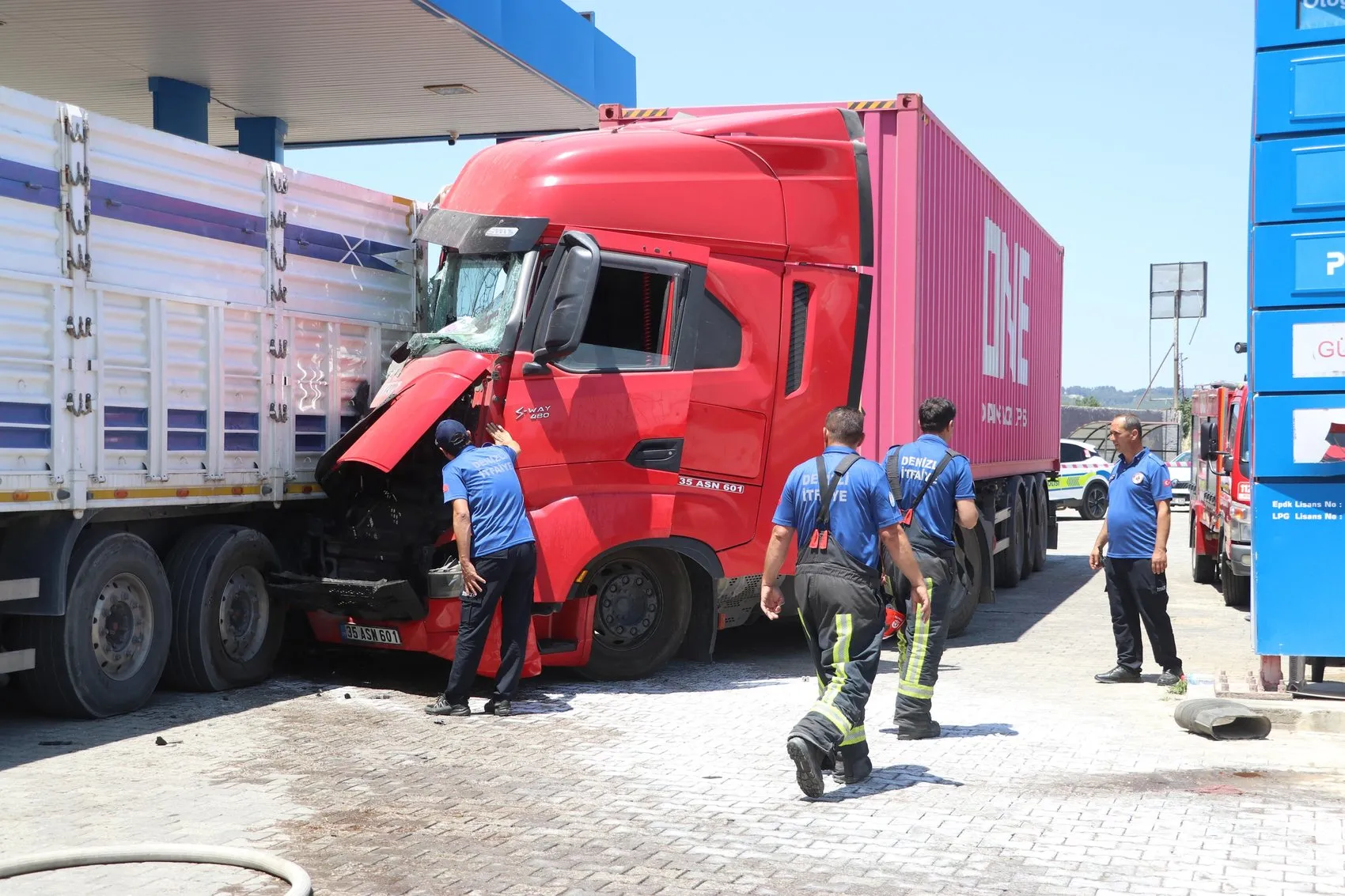 Direksiyon başında arı soktu TIR istasyona daldı