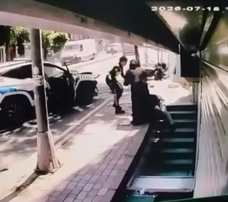 Fatih’te polis aracı kontrolden çıktı 3 kişi yaralandı