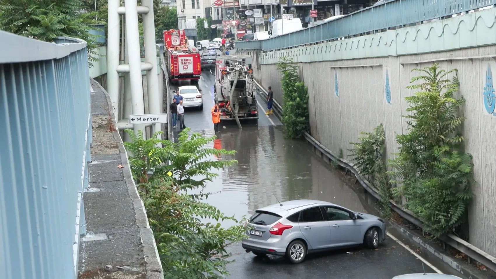 Güngören’de sağanak trafiği kilitledi