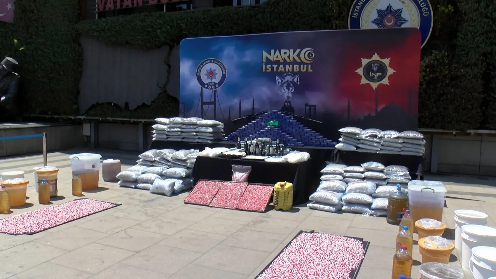 İstanbul’da dev narkotik operasyonuyla 1 ton uyuşturucu ele geçirildi