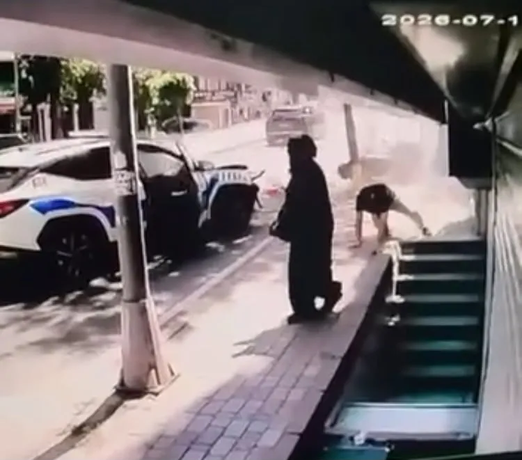Fatih’te polis aracı kontrolden çıktı 3 kişi yaralandı