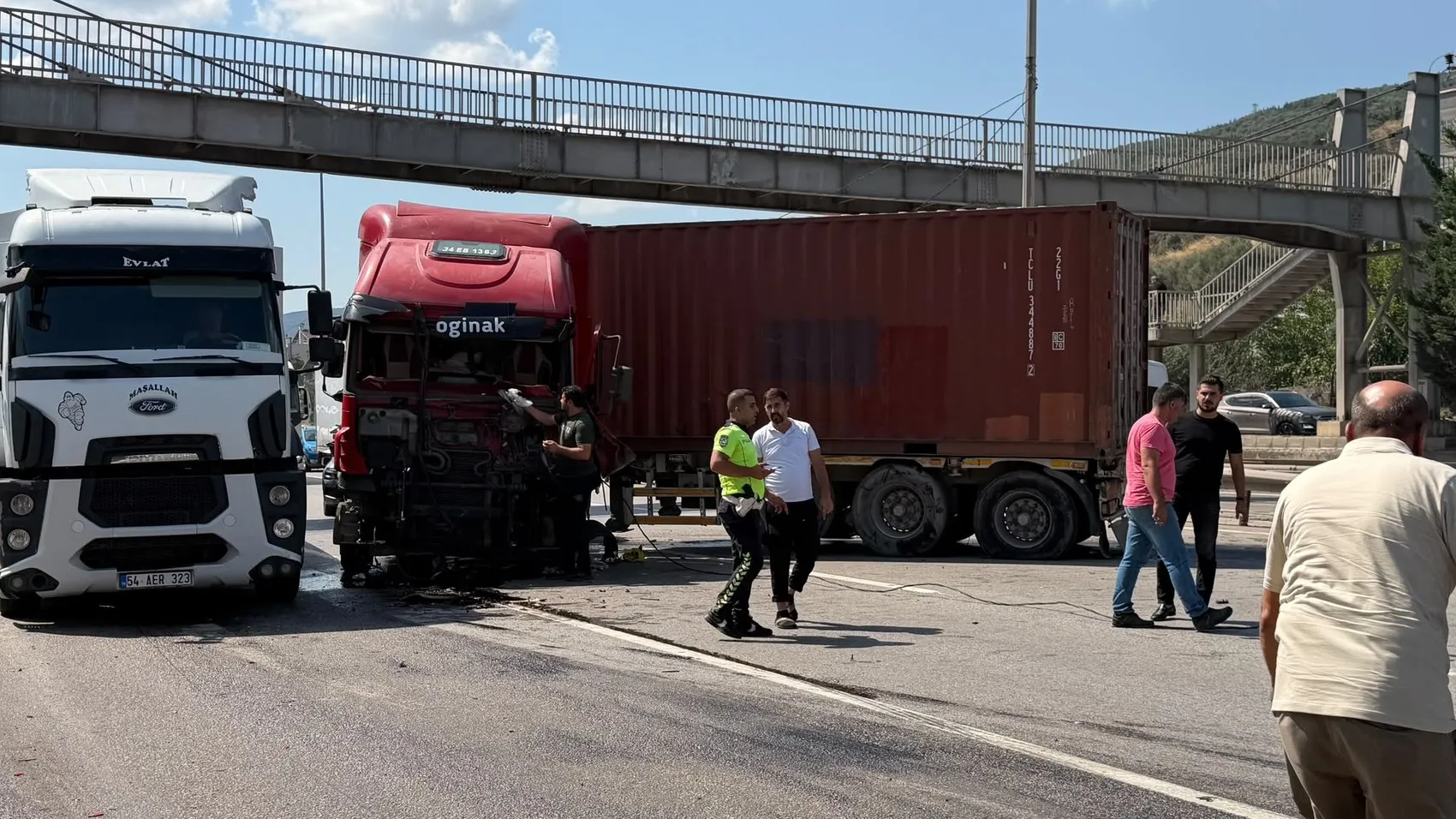 Kocaeli D-100 trafiğini kilitleyen TIR kazası