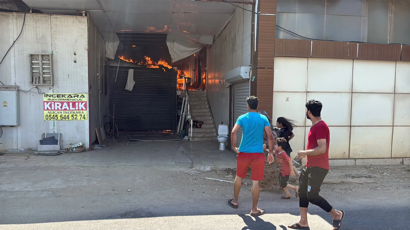 Kepez’deki depolarda çıkan yangın mahalleliyi sokağa döktü