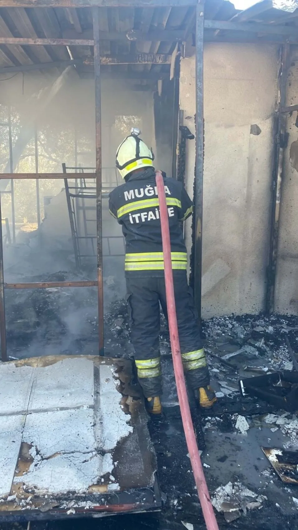 Bodrum'da personel yatakhanesinde korkutan yangın