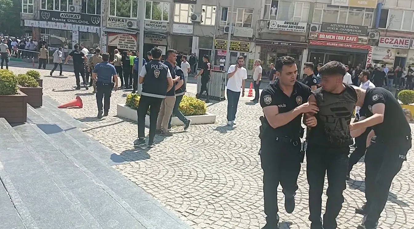 Bursa Adliyesi önünde taraflar birbirine girdi