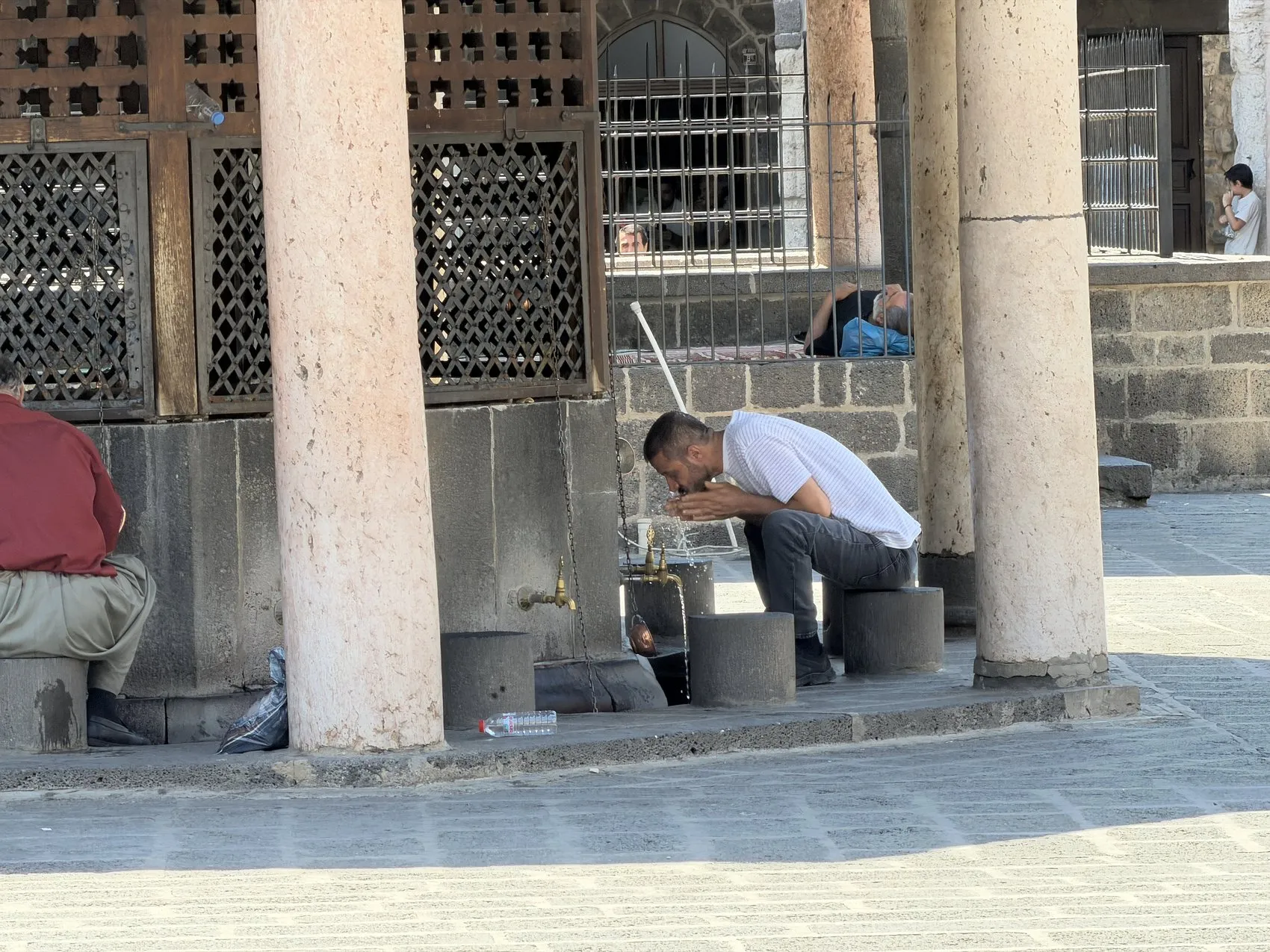 Diyarbakır'da termometreler kırılınca vatandaş camiye sığındı