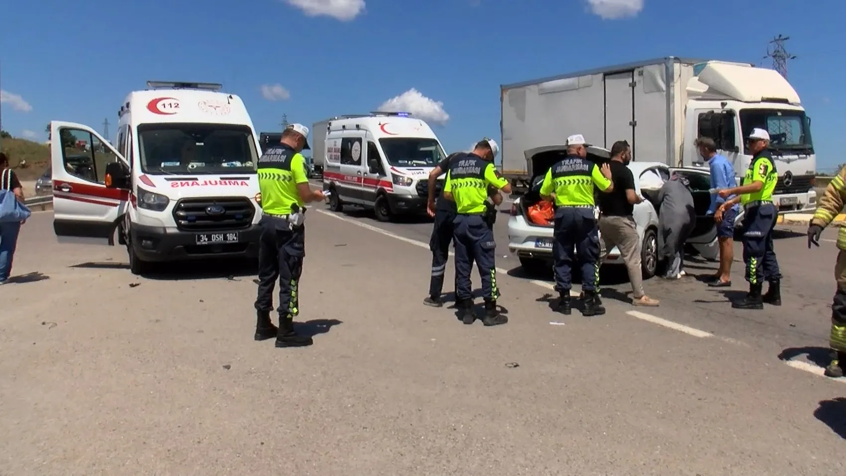 Pendik Şile Yolu üzerinde dikkatsizlik iki otomobili birbirine çarptırdı