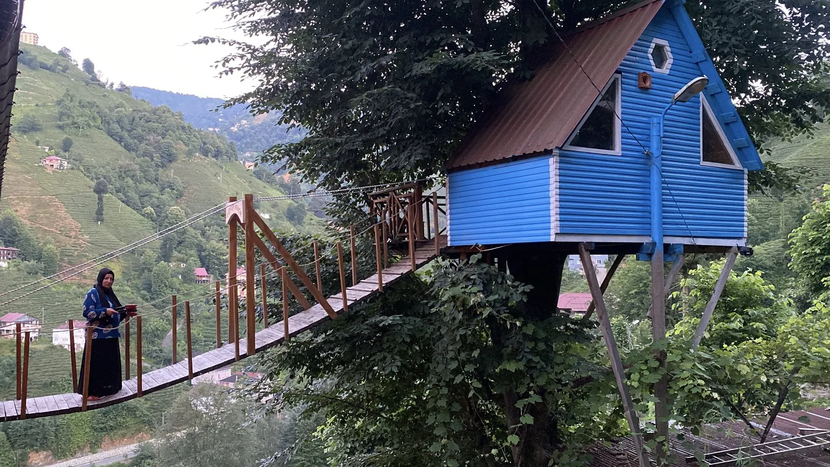 Rize’de iki kardeşin ağaç evine ulaşımı asma köprüyle sağladılar