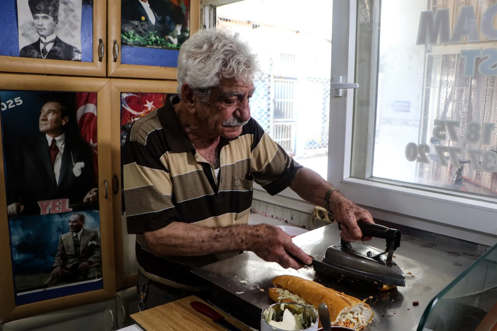 Adana'da yarım asırlık lezzet sırrı ütüyle gelen tost