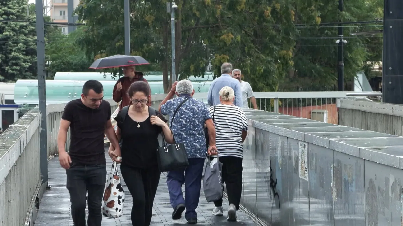 İstanbul güne aniden bastıran sağanak ve fırtınayla uyandı