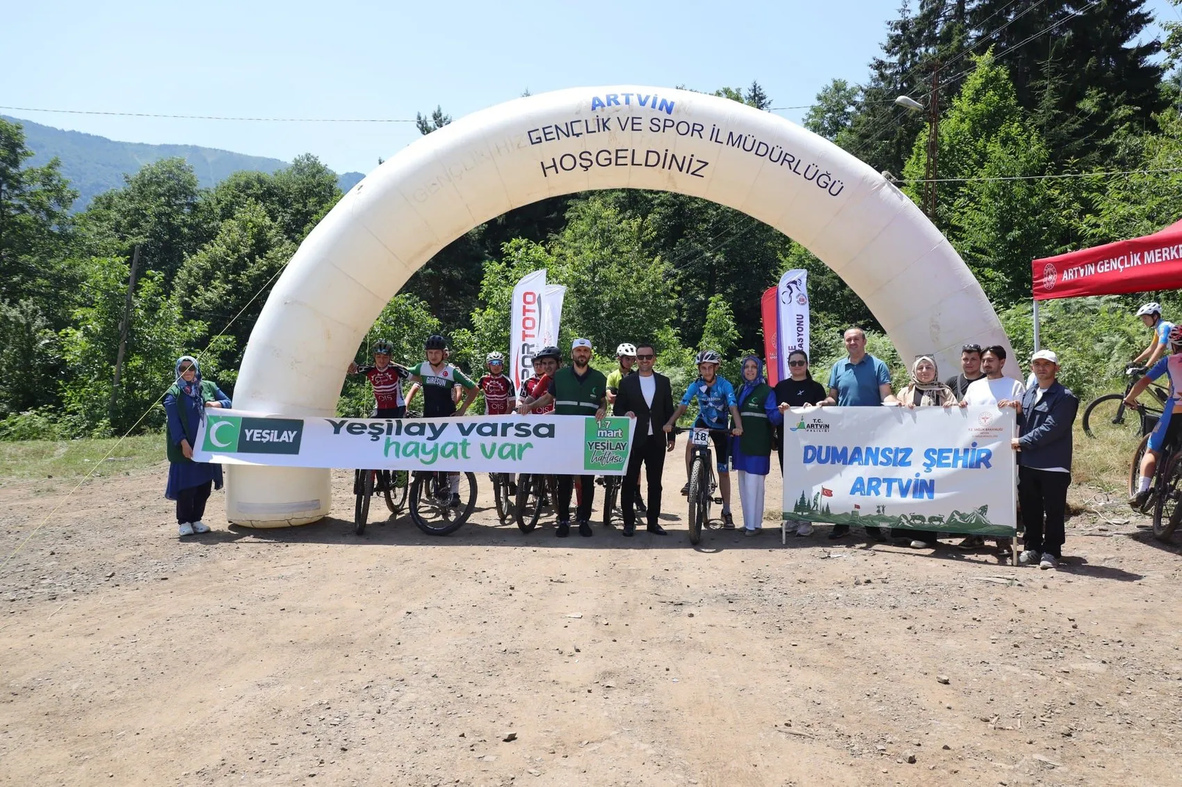 Artvin’in dik yamaçlarında 41 sporcu pedal çevirdi