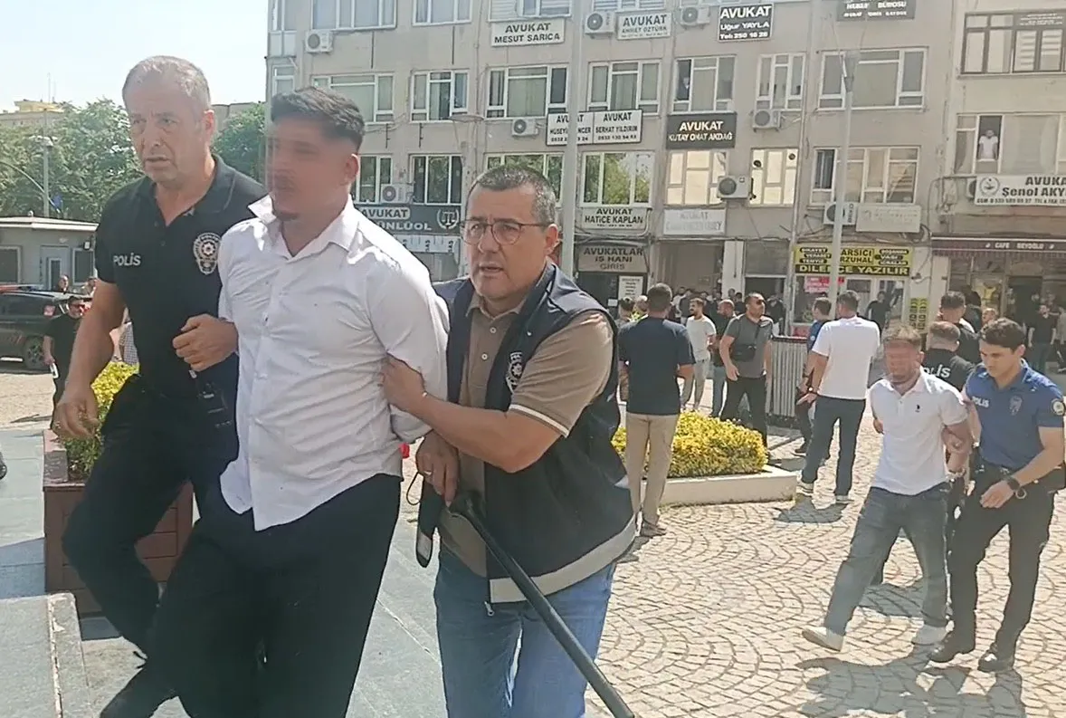 Bursa Adliyesi önünde taraflar birbirine girdi