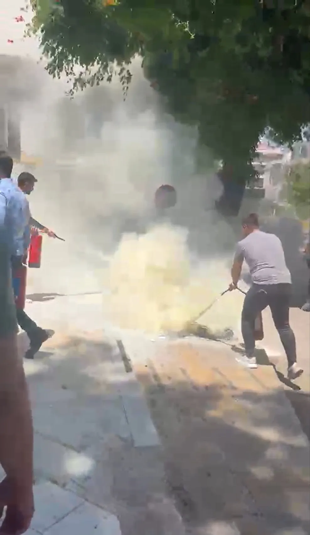 Manavgat Belediyesi önünde ses sistemi yaktı