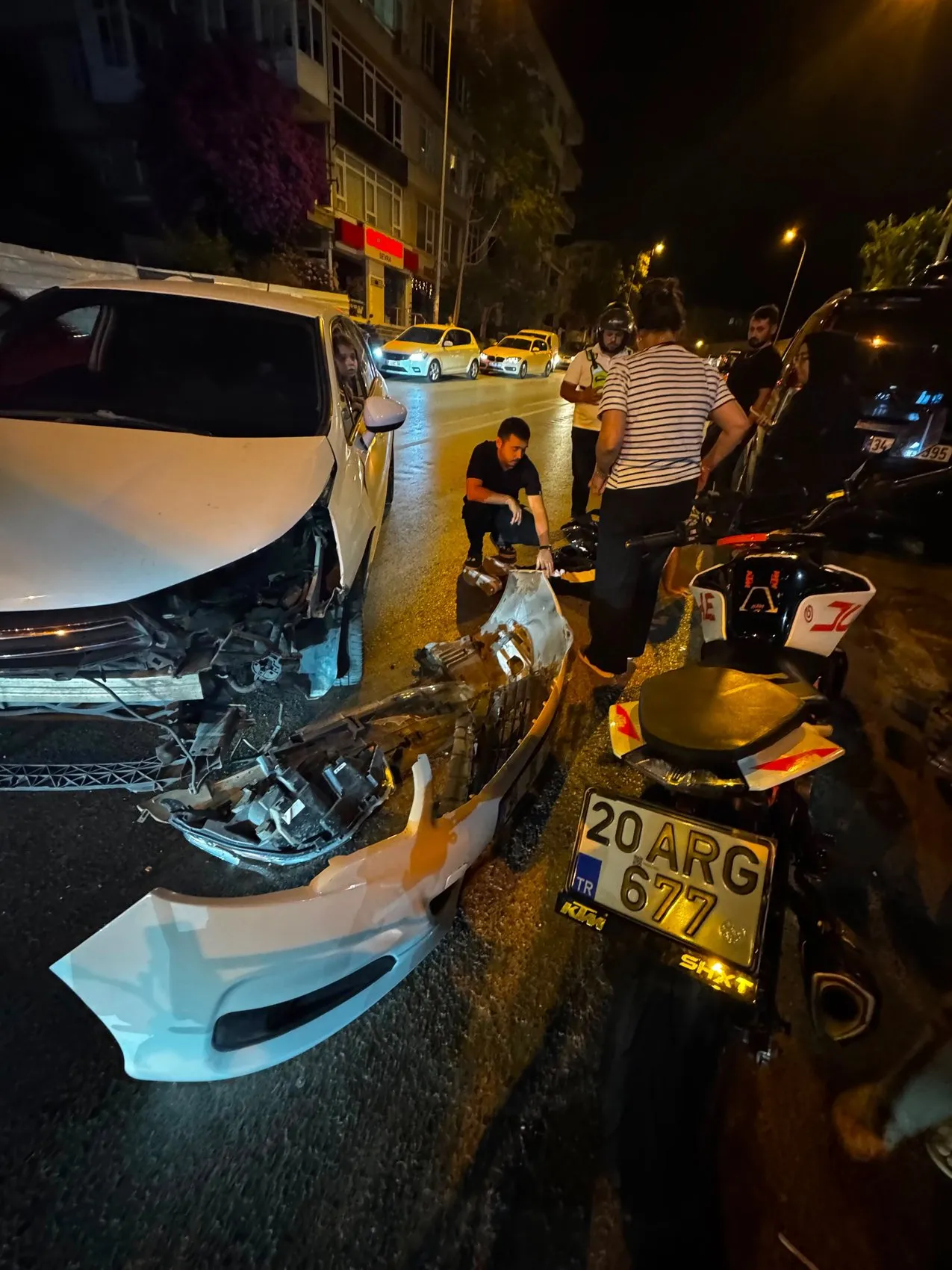 Kartal’da otomobil ile motosiklet çarpıştı