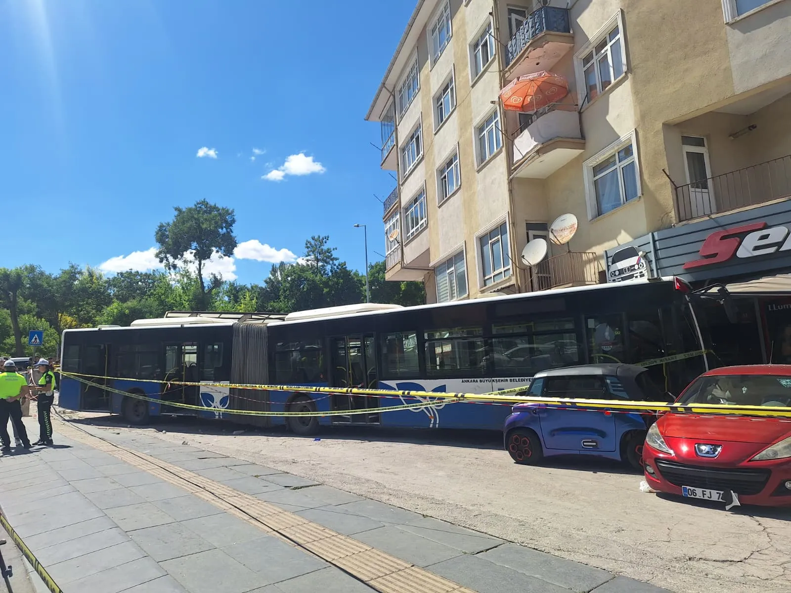 Ankara Mamak'ta belediye otobüsü dükkana daldı 7 yaralı