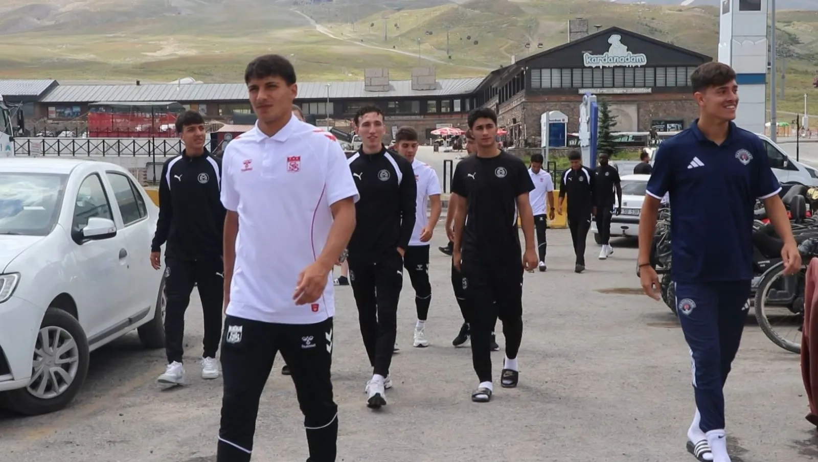 Erciyes kampındaki futbolcular Cuma namazında buluştu