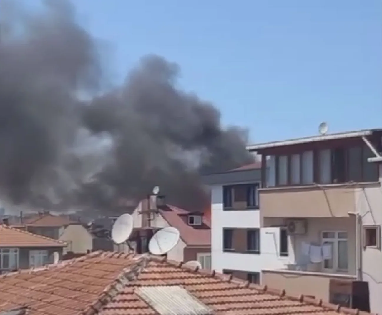 Pendik’te beş katlı binanın çatısı alevlere teslim oldu