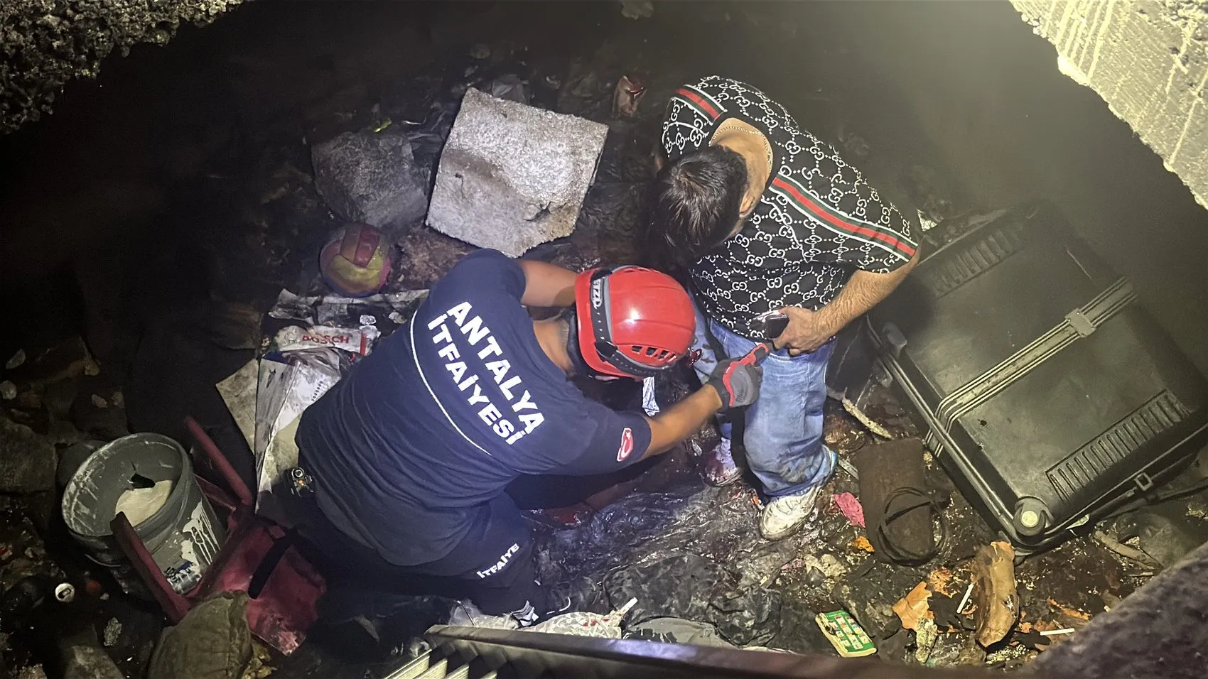 Antalya'da inşaat çukuruna düşen genç itfaiye ekiplerince kurtarıldı