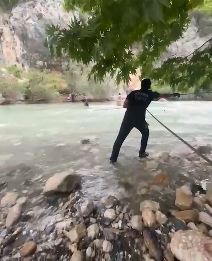 Tarsus'ta dere taştı yedi kişi mahsur kaldı