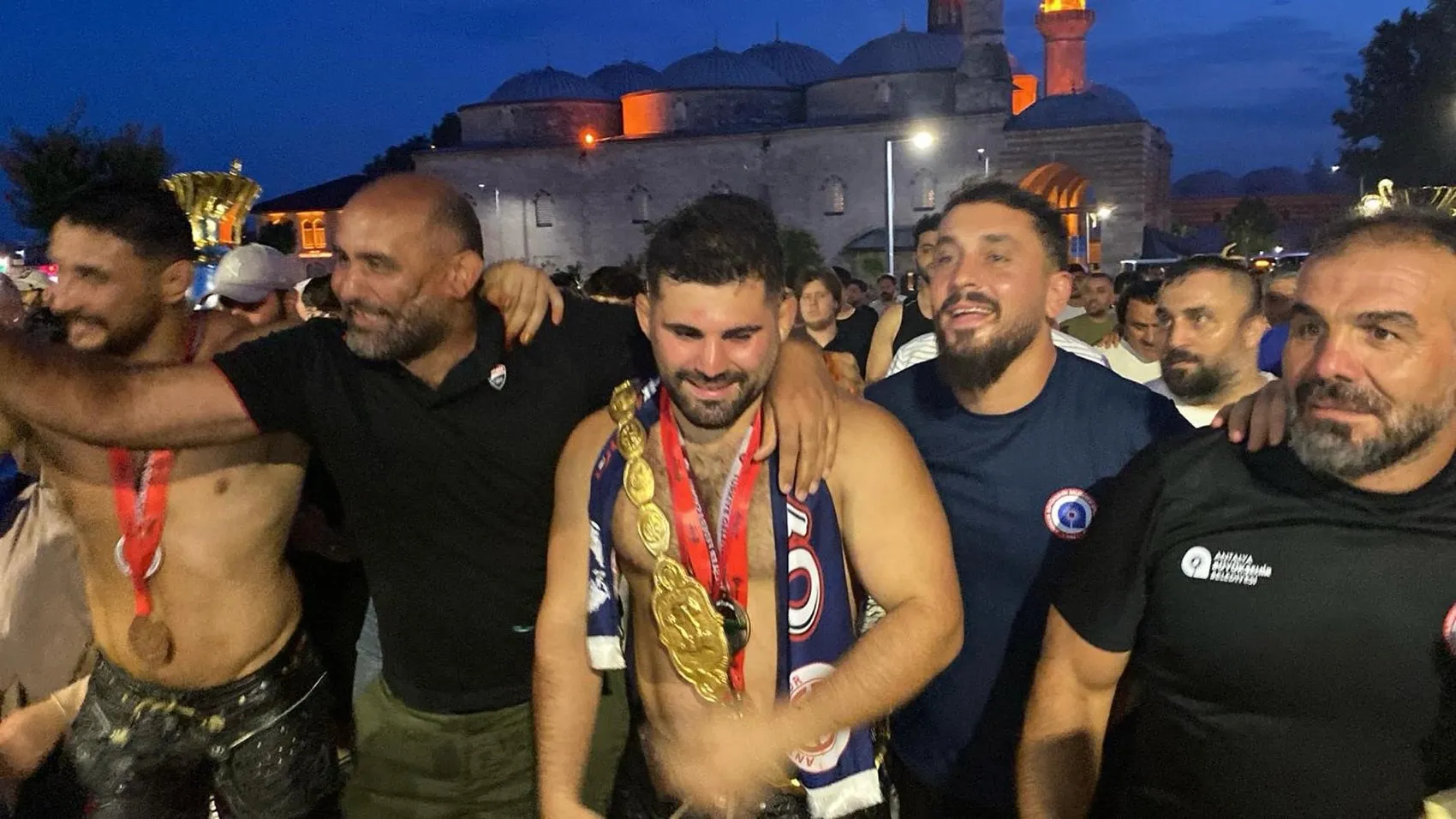 Erkan Taş altın kemerle hamam yolunda