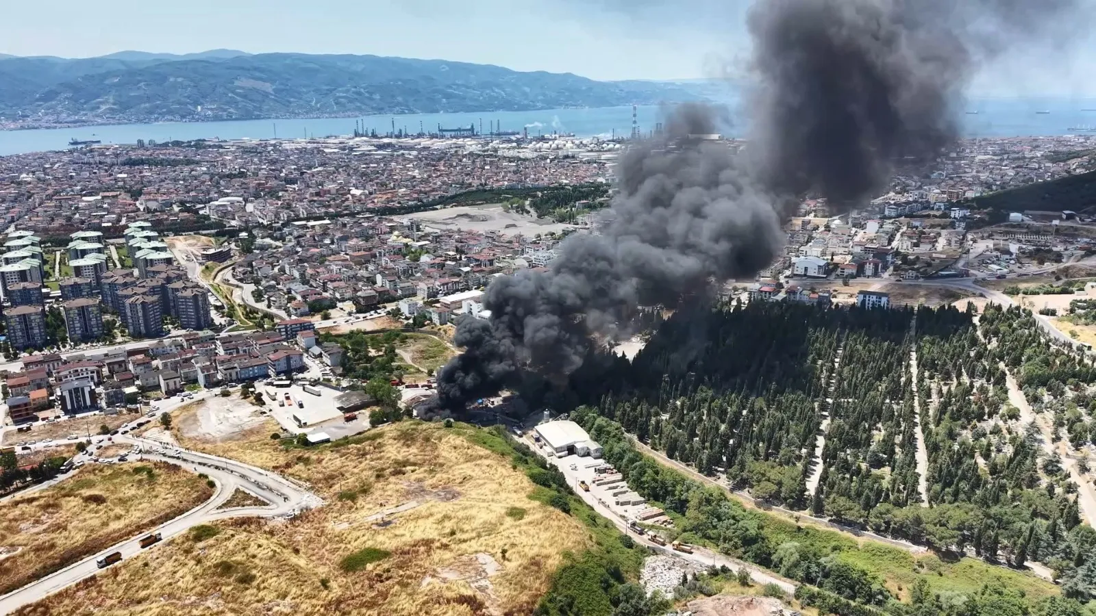 Kocaeli Körfez'de fabrika yangını kontrol altına alındı