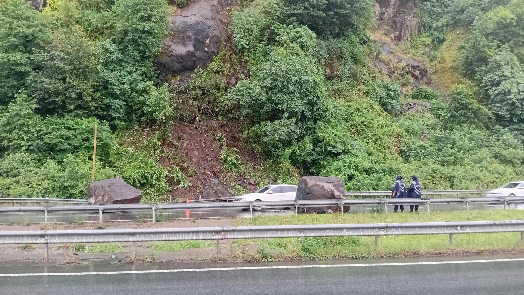 Rize sahil yolunda yamaçtan kopan dev kayalar trafiği kesti