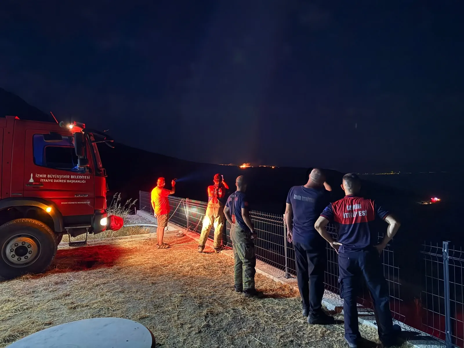 İzmir'de makilik alanda yangın paniği
