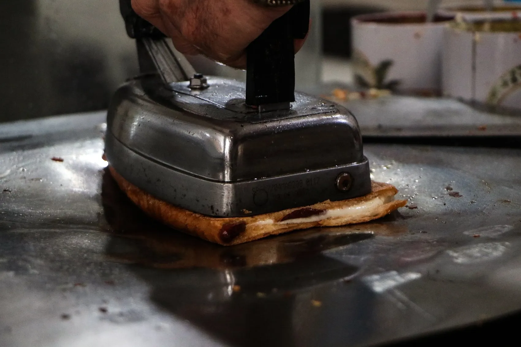 Adana'da yarım asırlık lezzet sırrı ütüyle gelen tost