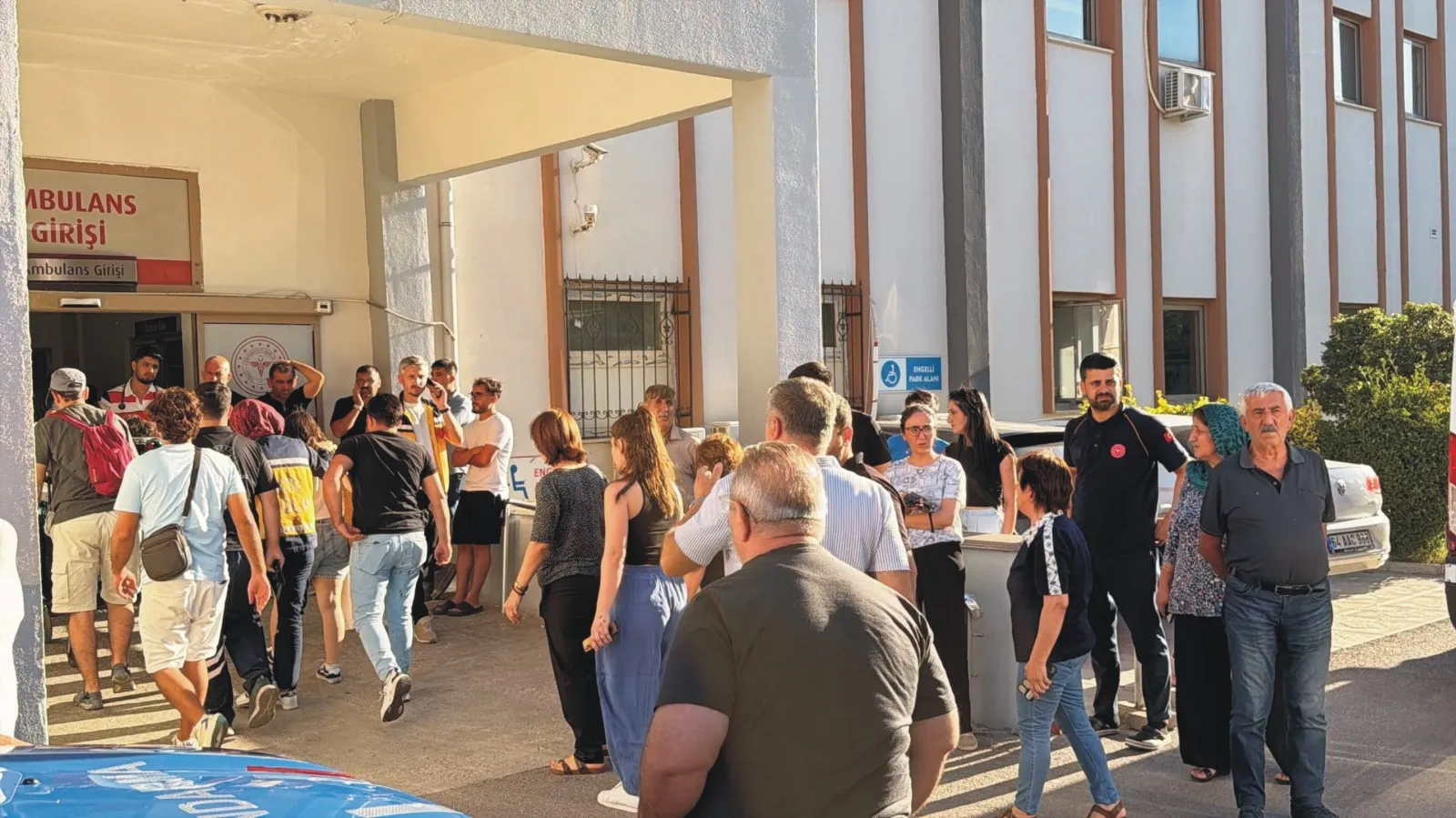 Adıyaman'da turistleri taşıyan minibüs şarampole yuvarlandı