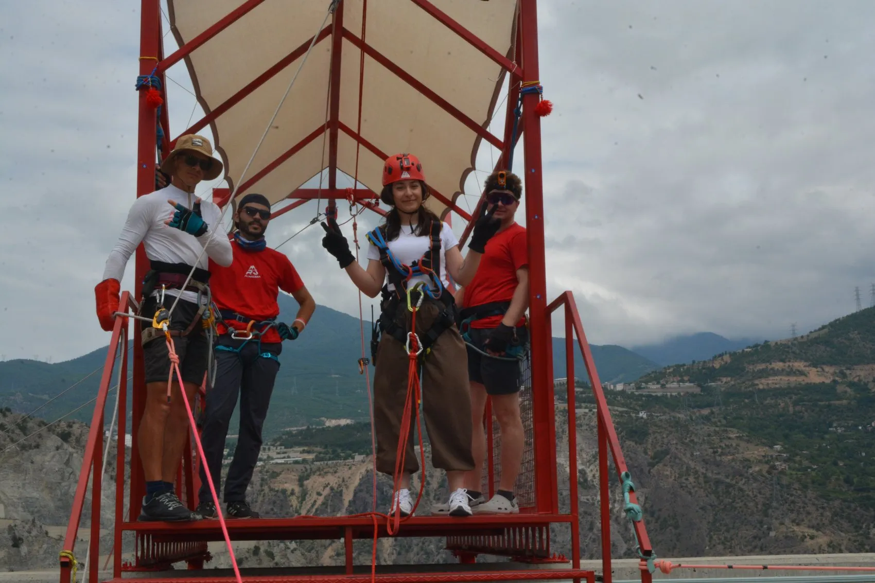 Deriner Barajı devasa gövdesinde adrenalin dolu anlar