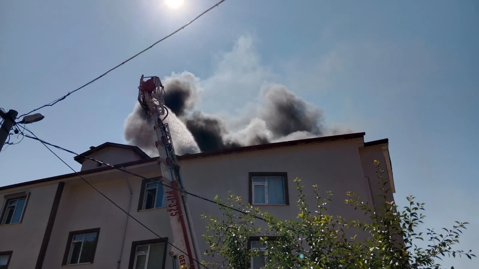 Gerede'de apartman çatısını yangın sardı
