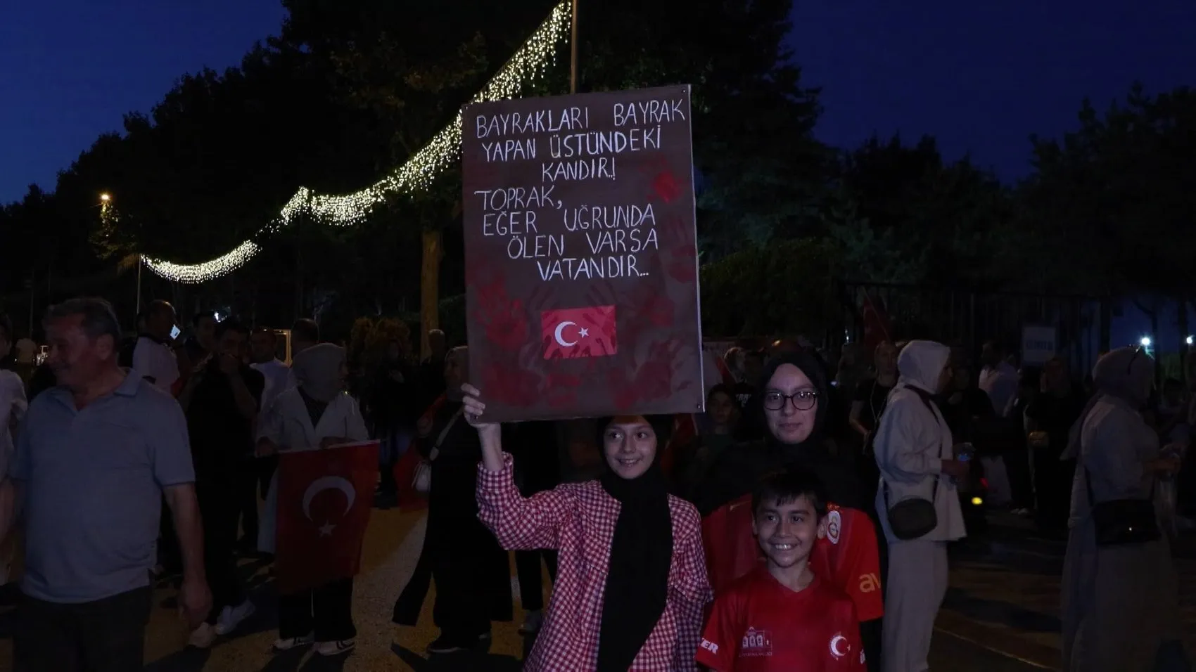 Esenler 15 Temmuz şehitleri için 253 metrelik bayrakla yürüdü