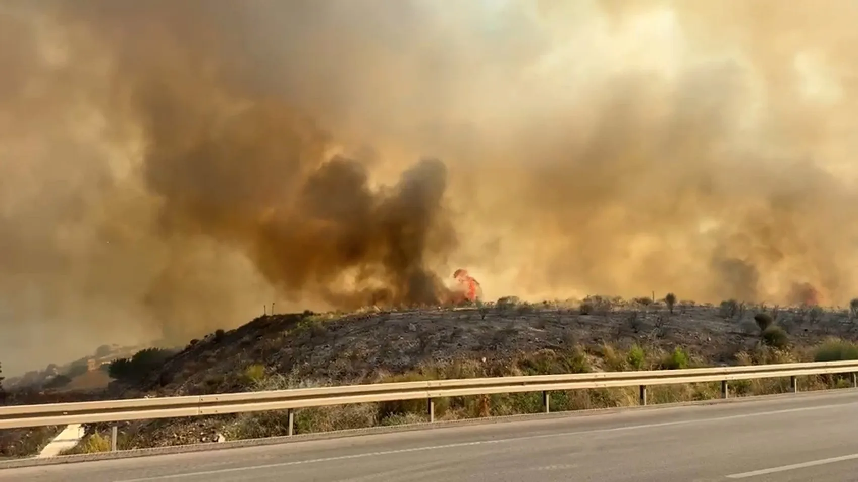 Antalya yangınlarla boğuşuyor Kumluca'da 50 hane tahliye edildi