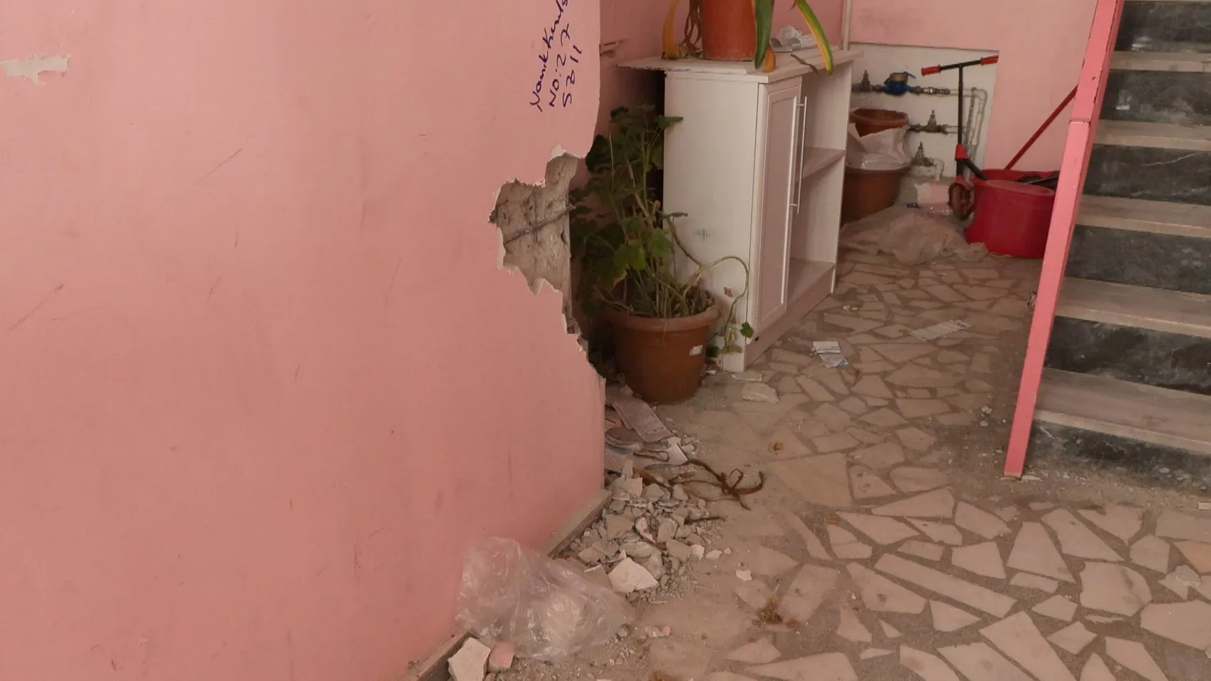Güngören'de mühürlenen binaya girenler tehlikeye davetiye çıkarıyor