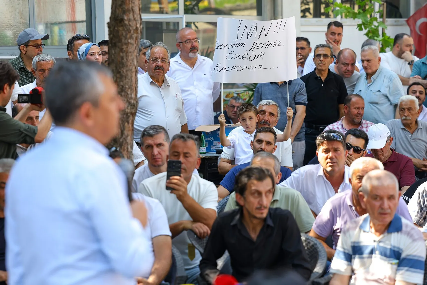Özgür Özel esnafın kredi isyanına dikkat çekti