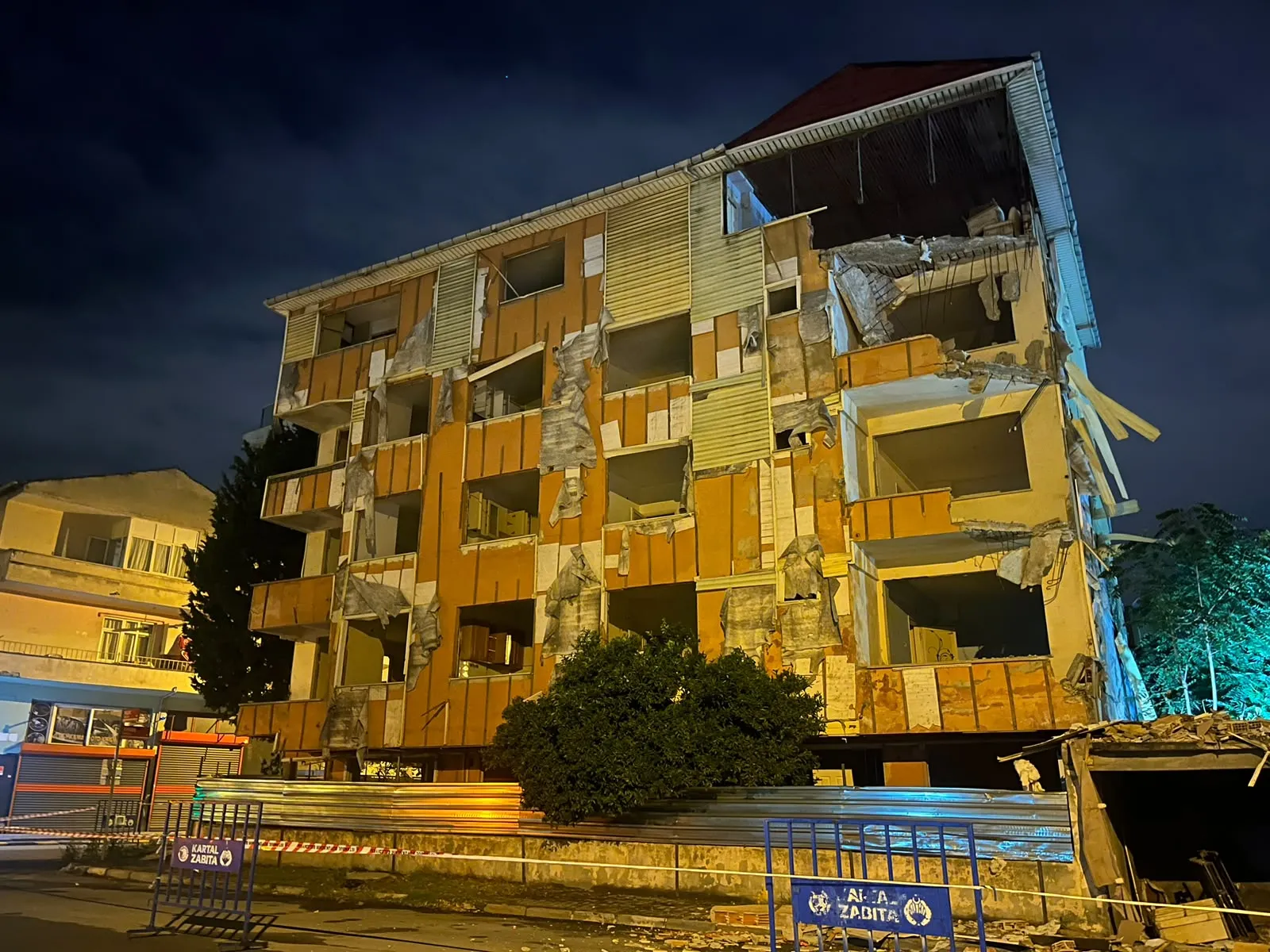 Kartal’da boşaltılan binadan gece yarısı beton parçaları döküldü