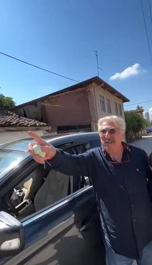 Erdal Özyağcılar Bursa yolunda karşılaştığı hayranından sürpriz hediye aldı