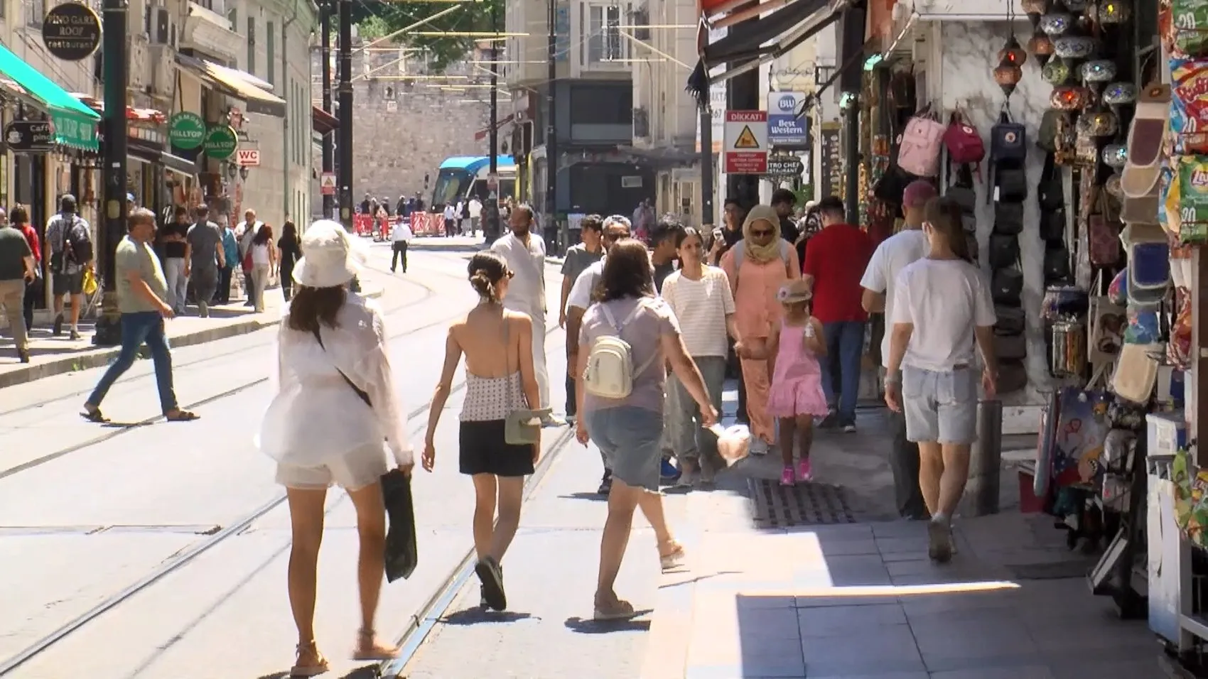 Sirkeci'de tramvay kazası Esnaf hız sınırına dikkat çekti