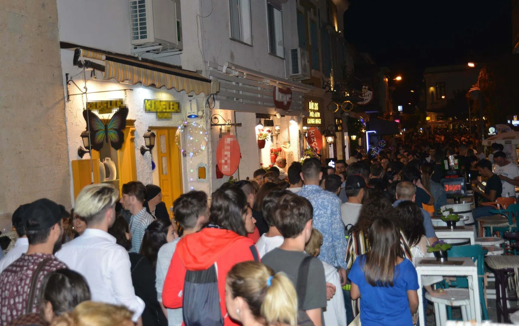 Çeşme hafta sonu 50 bin kişilik nüfusuyla yarım milyona ev sahipliği yapıyor