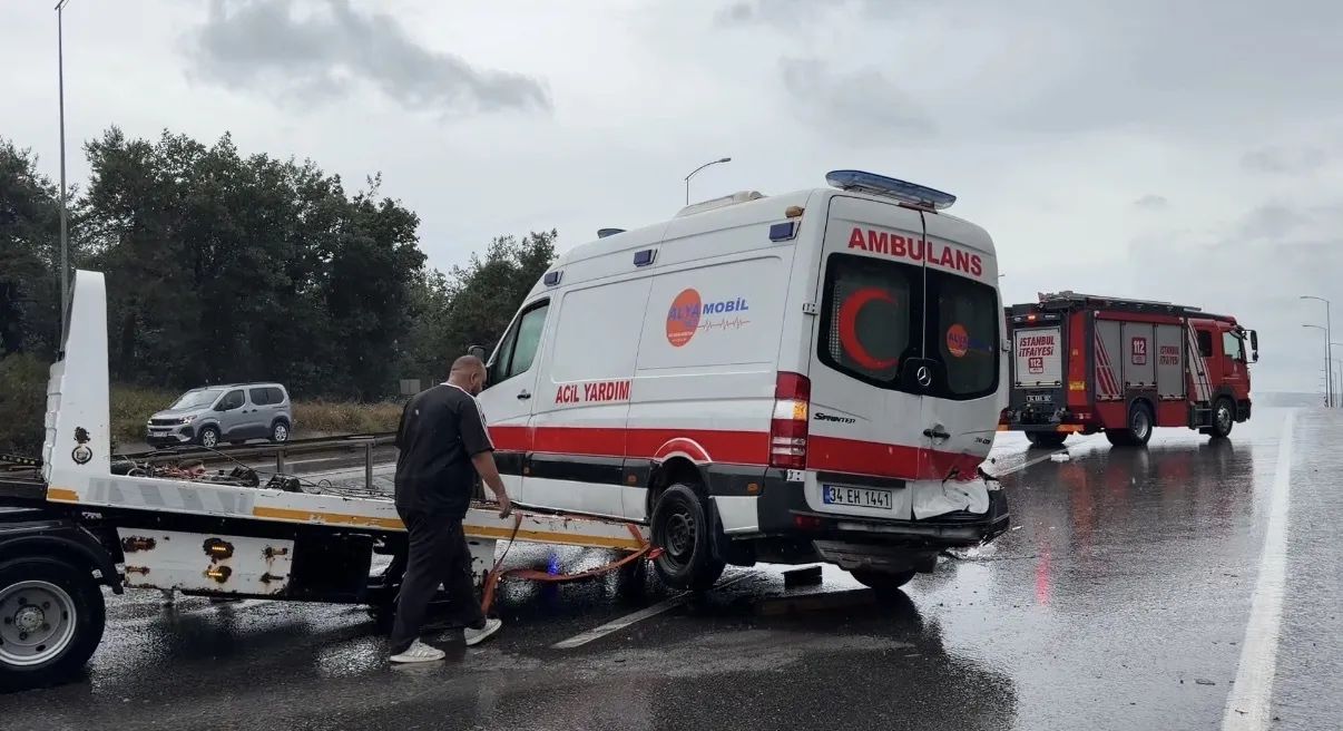 Çekmeköy’de görevdeki ambulans kaza yaptı