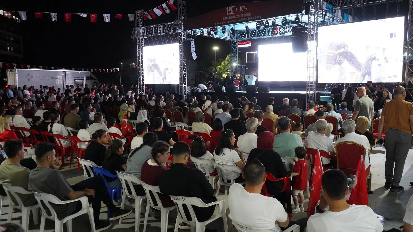 Şırnak 15 Temmuz için dev bayrakla yürüdü