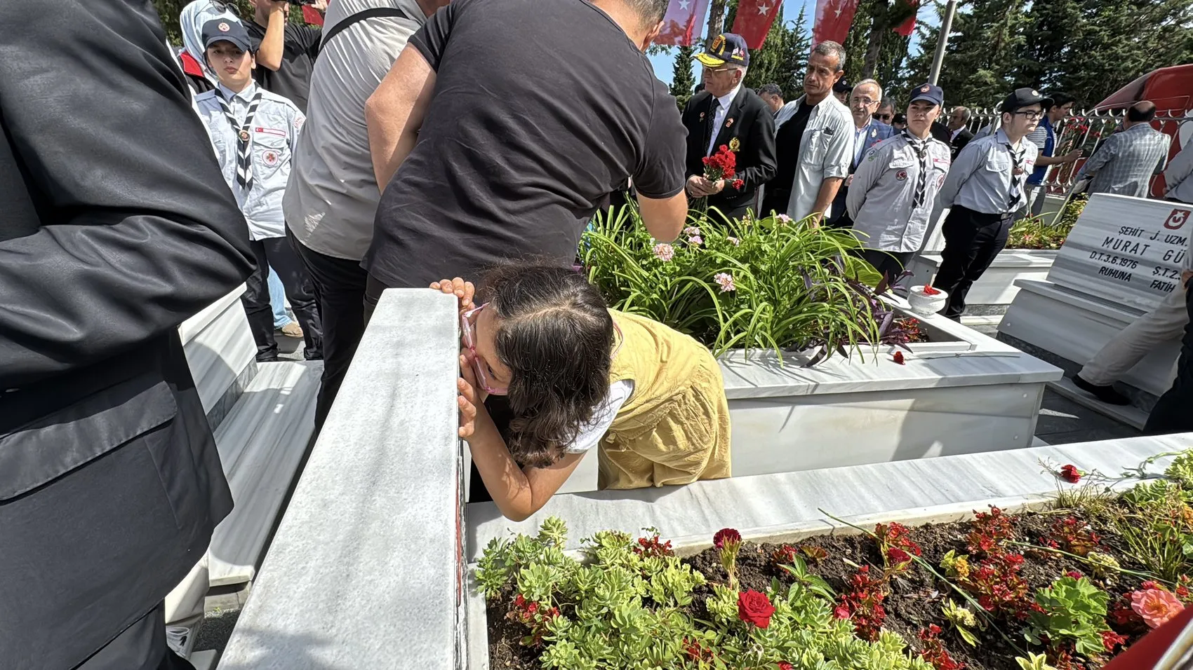 8 yaşındaki Elif hiç tanımadığı şehit dayısını ziyaret etti