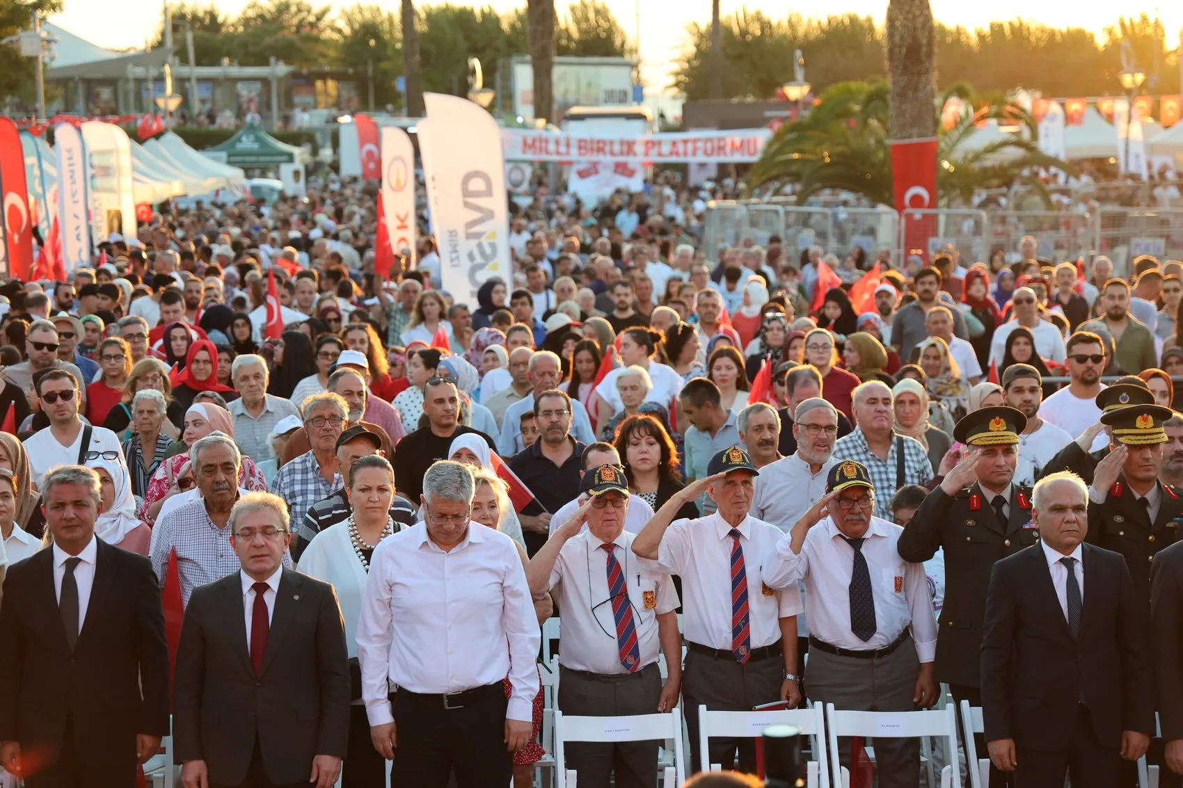 İzmir 15 Temmuz'un yıl dönümünde Konak'ta buluştu