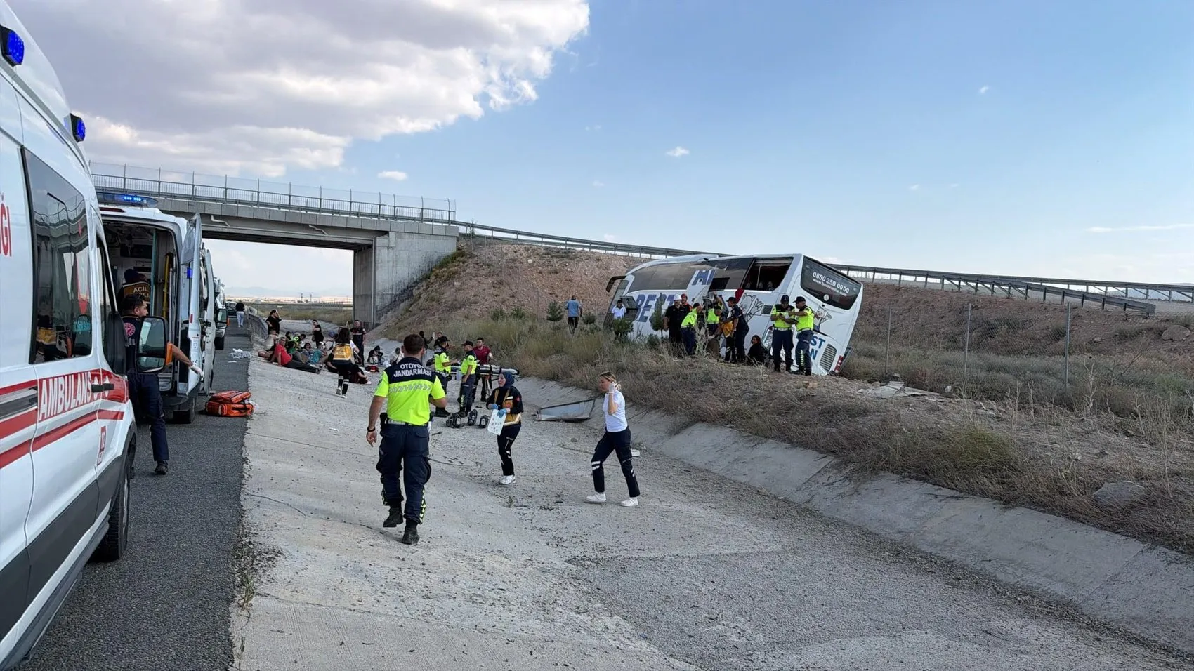 Aksaray yolunda otobüs faciası 40 kişi yaralandı
