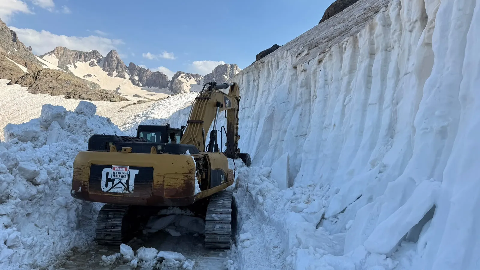 Temmuz ayında kar mesaisi Cilo Dağı’nda yollar açılıyor