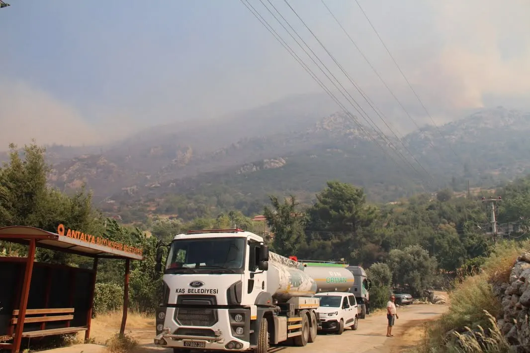 Kaş’ta orman yangınıyla gece mücadelesi